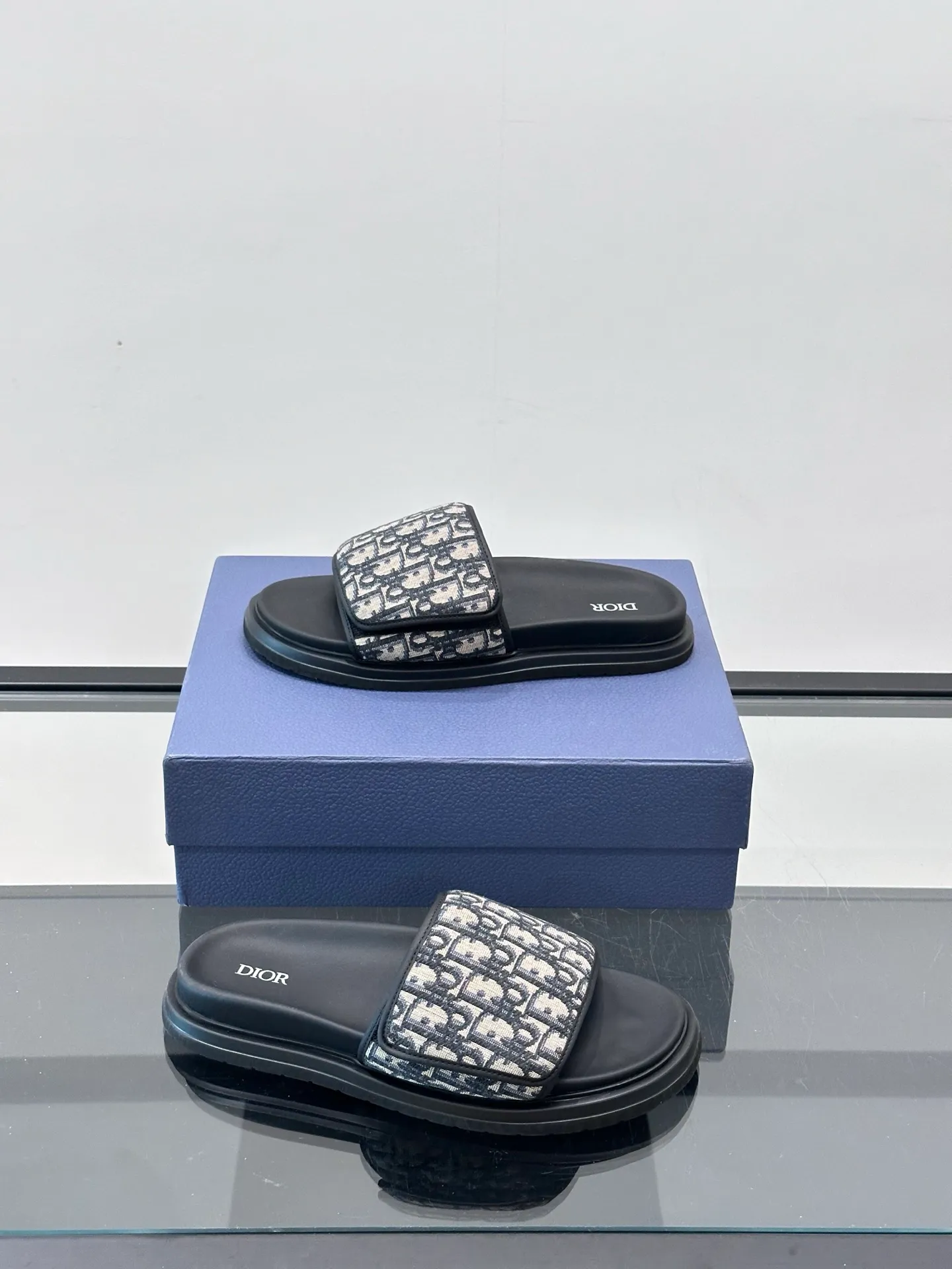 Factory price: 280💰𝐂𝐡𝐫𝐢𝐬𝐭𝐢𝐚𝐧 𝐃𝐢𝐨𝐫 Dior's latest popular sandals, classic upgraded Velcro sandals, original replicas, super durable and versatile, very comfortable on the feet, slimming and white, original cowhide leather upper, sheepskin lining Original d hardware buckle Original molded T men's shoes 💰U outsole Size: 38-44 (.45.46 customized)